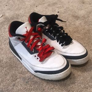 White Jordan 3’s mismatch laces